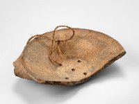 Ame Ker 87  Ame Ker 87, Mexiko, Oaxaca, Zapoteken, Mixteken , Klassische Periode, Monte Albán III-IV, ca. 600-1250 n. Chr., Fragment einer Räucherpfanne, Räucherlöffel, sahumador, Ton, Schnur aus Pflanzenfaser, H 3 cm, Dm 15 cm : Museumsfoto: Claus Cordes, Bestandskatalog Ethnologie